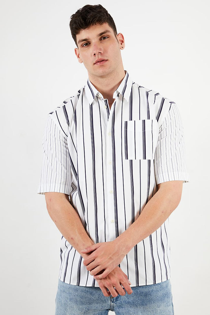 Men Loose Fit Stripe Short Sleeve Casual Shirt, White/Black